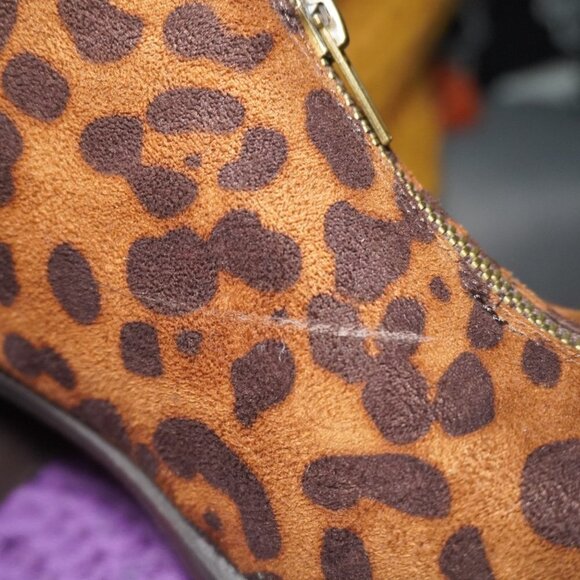 Pierre Dumas Garda-8 Women's Leopard Chunky Heel Front V Ankle Booties Size 6 - Picture 3 of 7